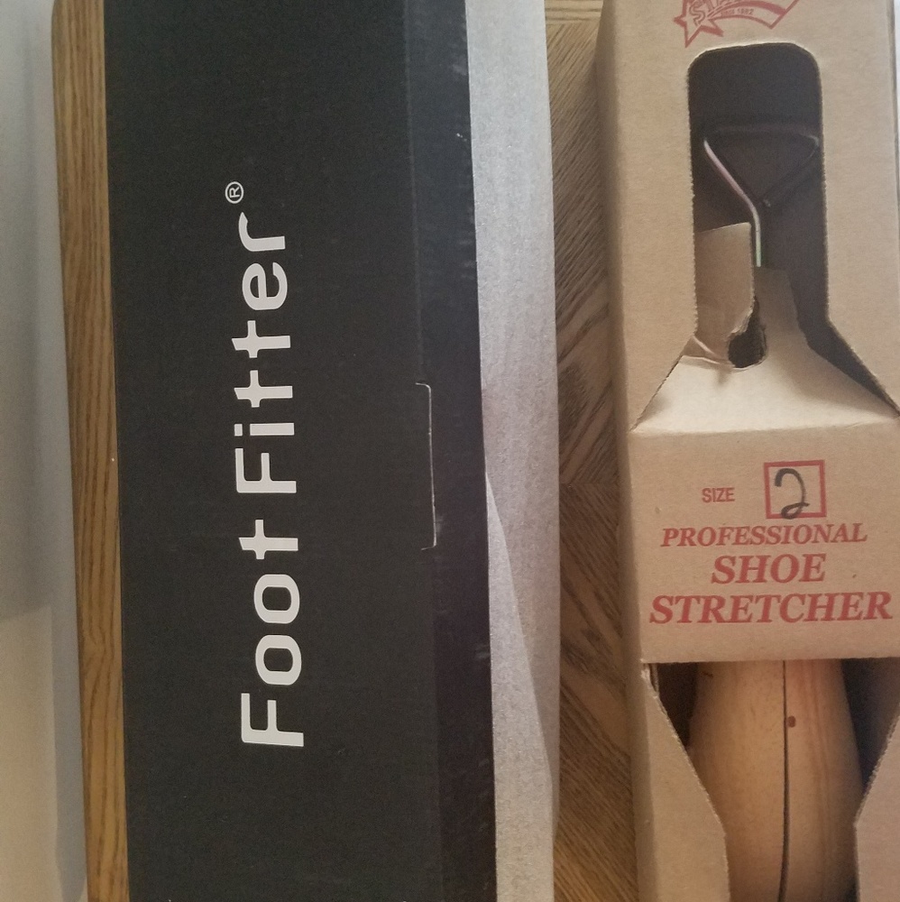 New. 2 shoe stretchers